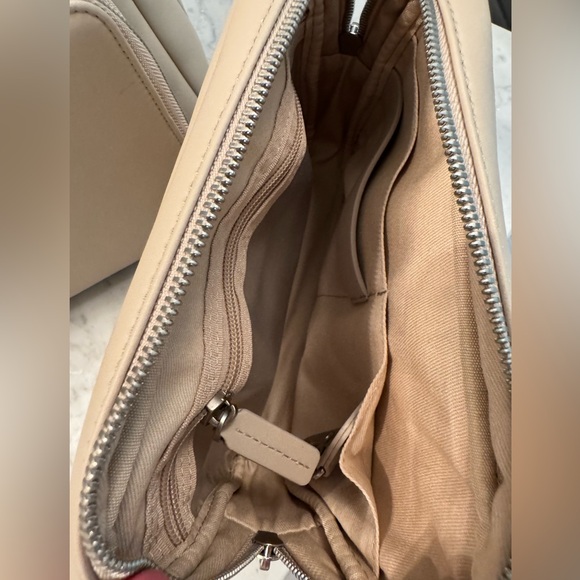 Metro Backpack - Picture 3 of 9